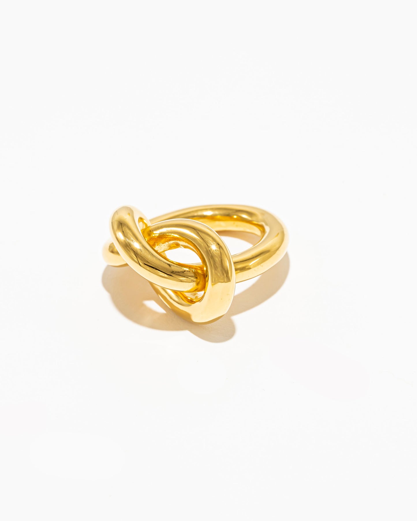 Anel nó XL em prata dourada vista de lado