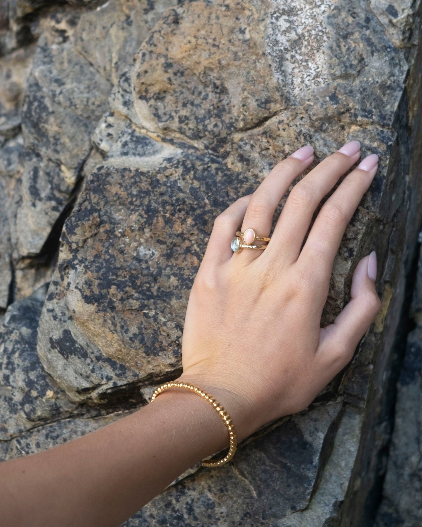 Anel Martelado com Pedra Oval